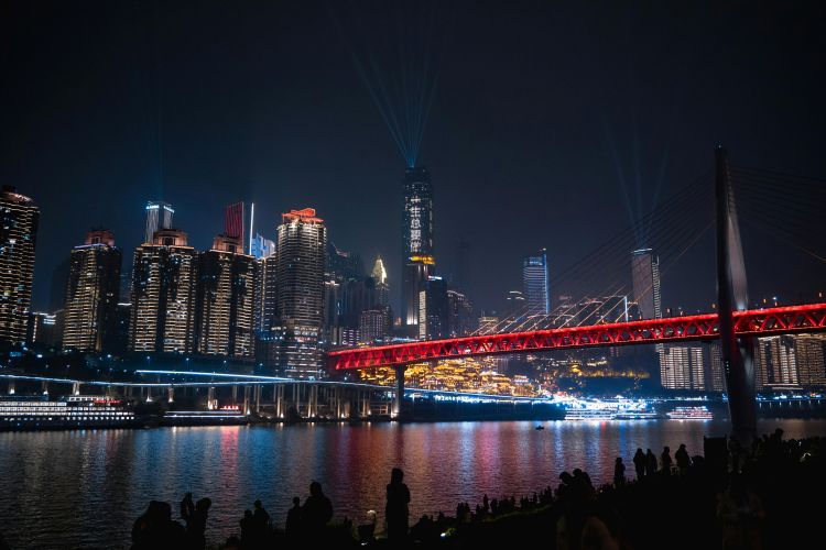 붉게 빛나는 다리와 고층 빌딩이 반짝이는 조명을 비추는 충칭의 밤 풍경
도시와 강이 하나로 어우러지는 감성적인 야경 명소