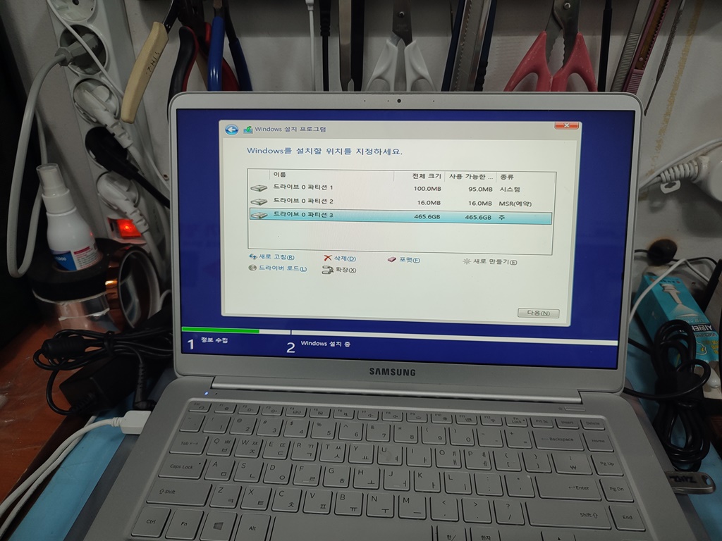윈도우10 설치화면에서 용량이 제대로 인식되고 파티션되는 걸 확인해보고 있습니다.
