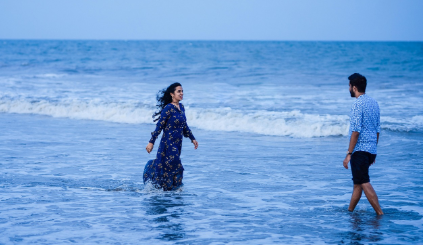 바닷물에서 노는 연인들