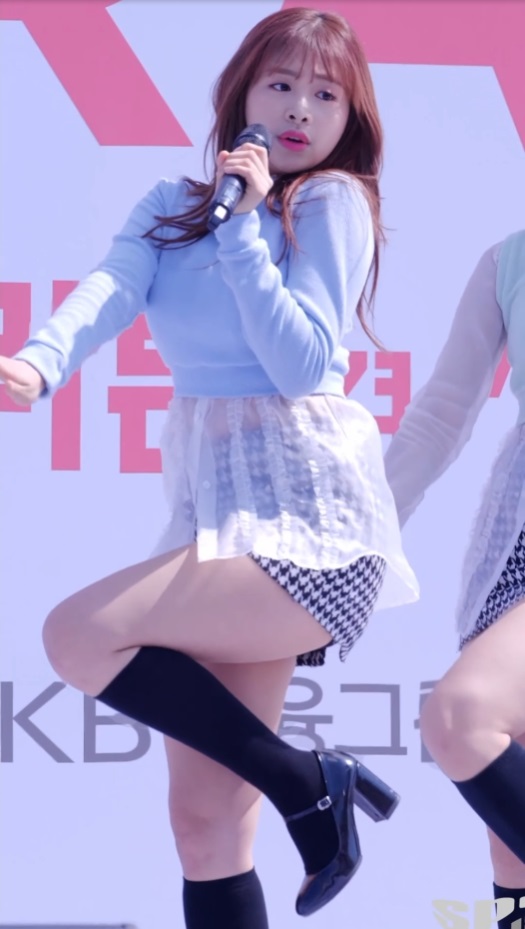 아이돌-idol-kpop-가슴-가슴골-슴골-boobs-cleavage-midriff-엉덩이-엉밑-엉밑살-butt-섹시-몸매-body-sexy-허벅지-thighs-도끼-cameltoe-nsfw-legs-cheeks-에이프릴-april-채원-김채원-chaewon