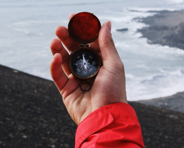 나침판을-든-손