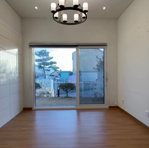 창 밖으로 정원이 보이는 거실.