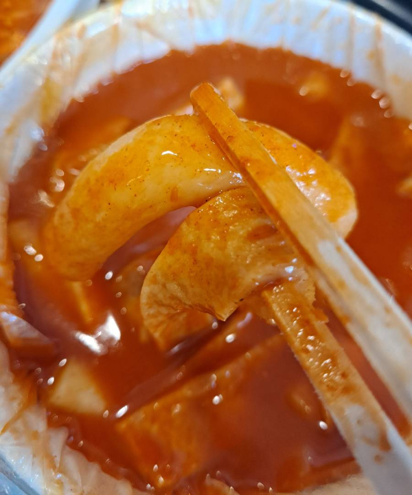 토이분식 떡볶이 집어들다