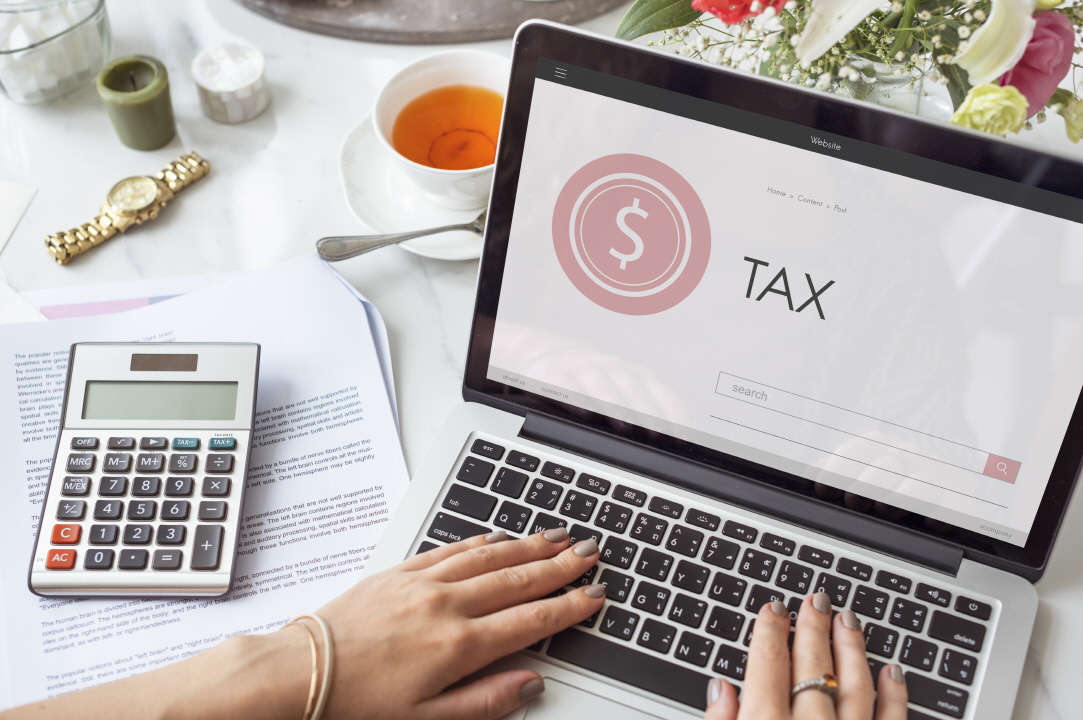 컴퓨터를 이용해 TAX를 처리하는 이미지
