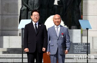 이 대통령 4·19 정신 민주묘지 참석(영상)