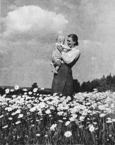 들에서-아이를-안고있는-어머니-측백사진