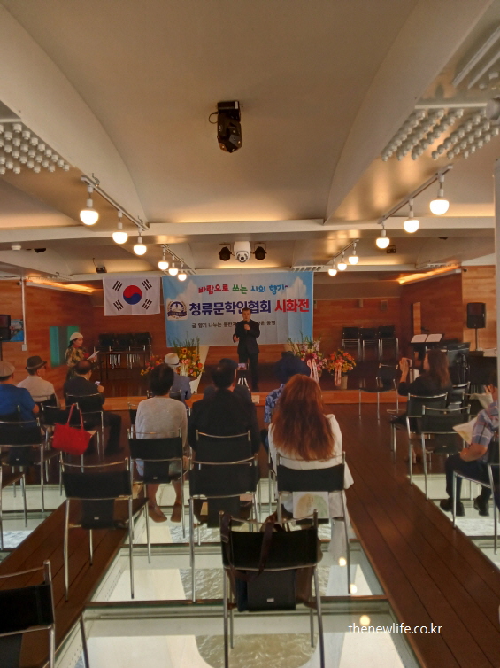 광진교 8번가 무대 공연 장면 – 시민들이 시낭송과 음악을 감상하는 모습