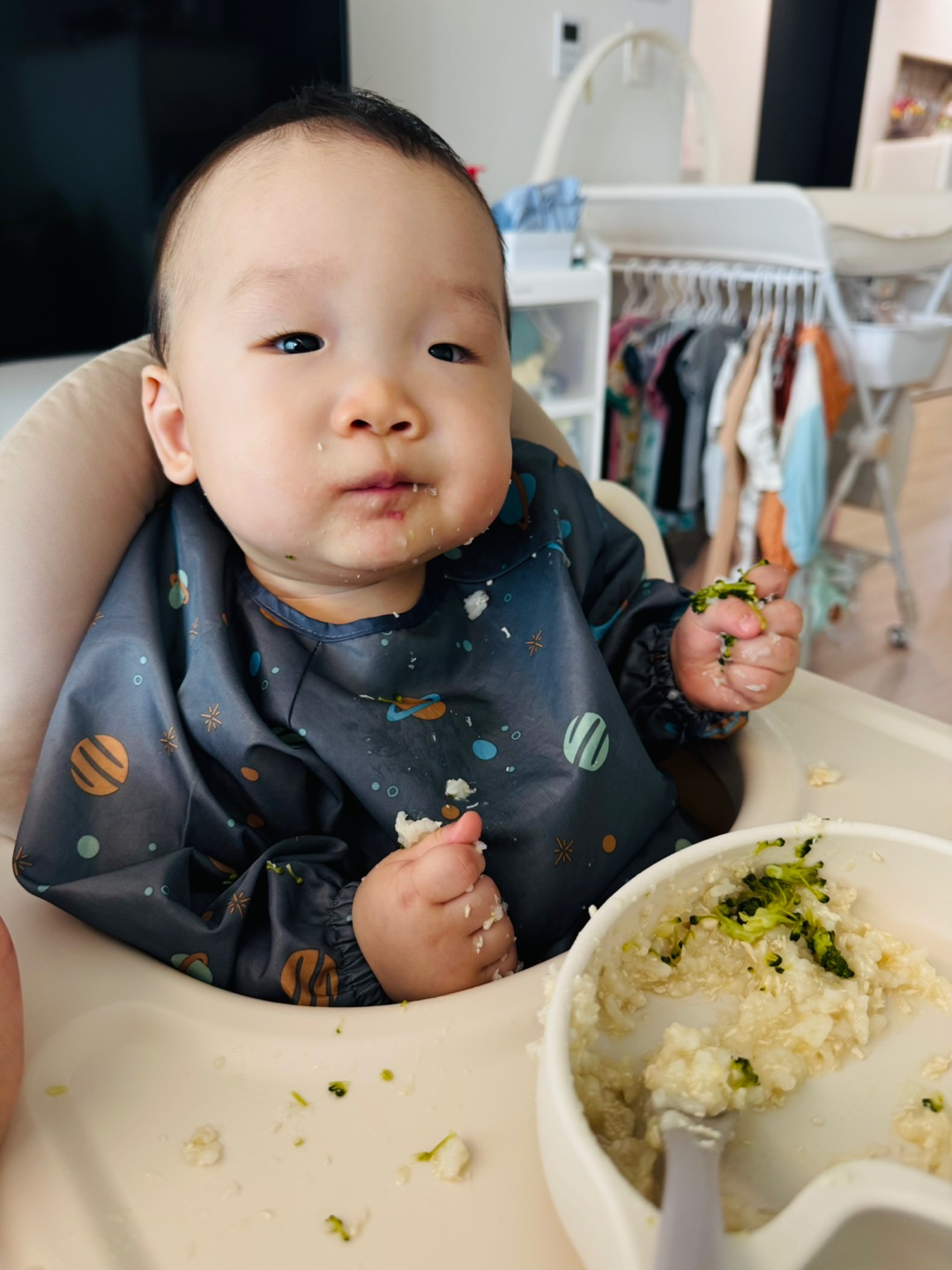 스스로 음식을 손에 쥐고 먹는 아기, 자기주도 이유식을 시작한 모습