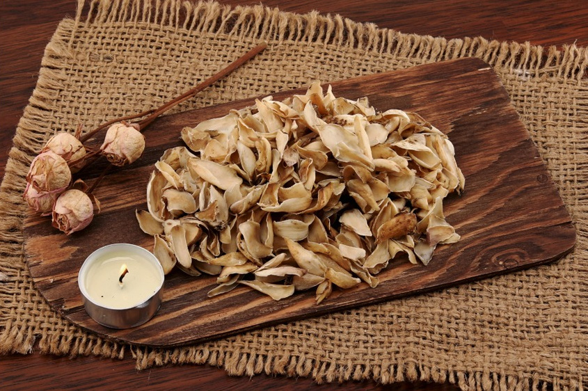 백합의 뿌리를 잘 세척해서 편으로 썬 후에 바싹 말린 것을 고동색 나무바닥 위에 천으로 된 깔판을 깔고 그 위에 나무도마를 놓고 그 위에 백합을 수북하게 쌓아 놓고, 그 옆에 향초와 백합꽃 말린 것 4송이를 두고 찍은 사진