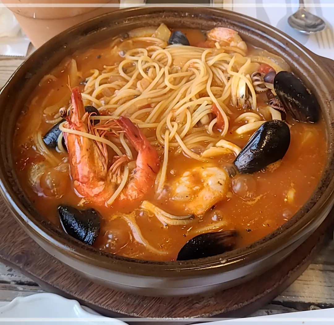 항아리에 담긴 해산물누룽지파스타