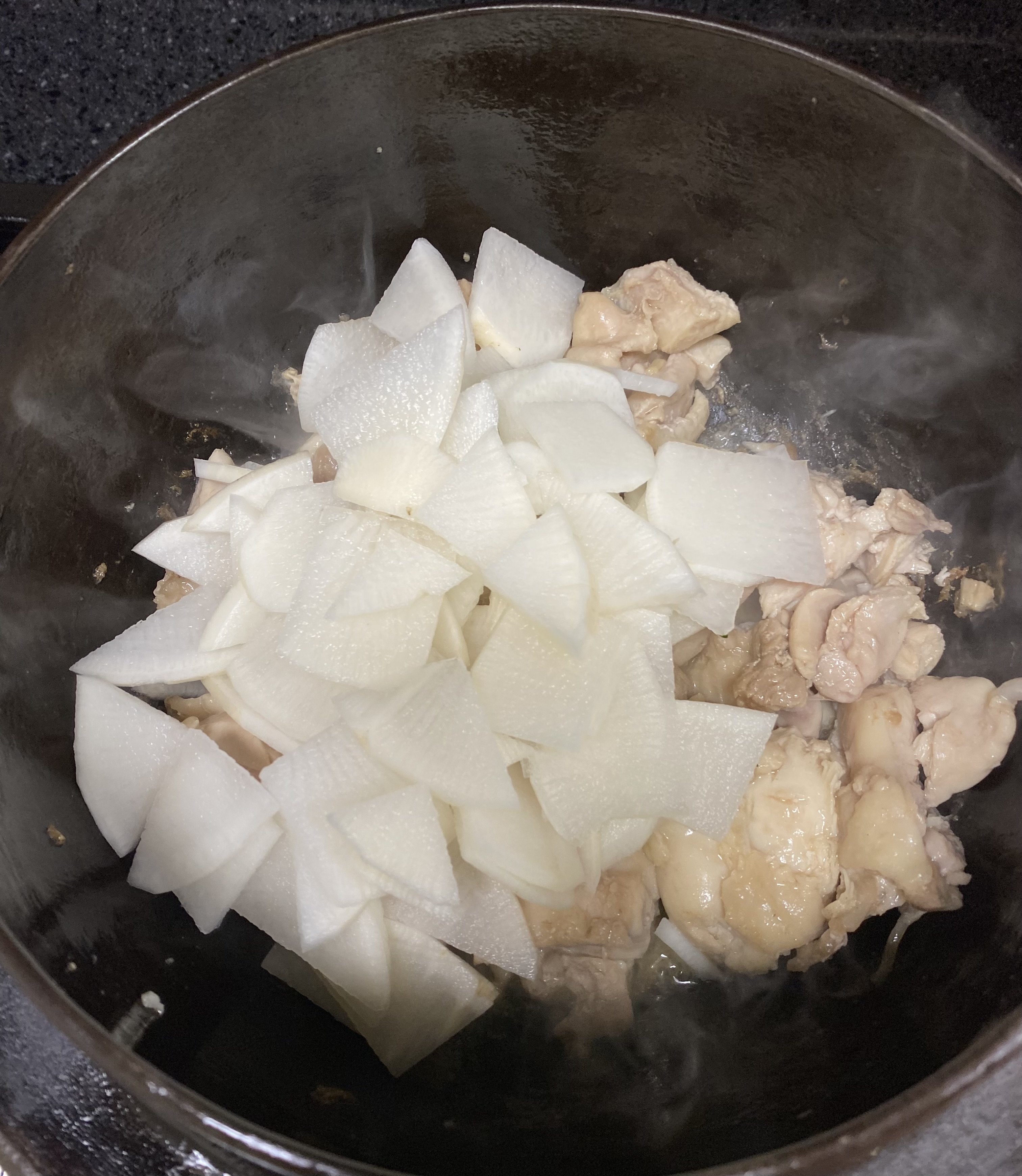 잘라둔 닭다리살에 무 넣은 모습