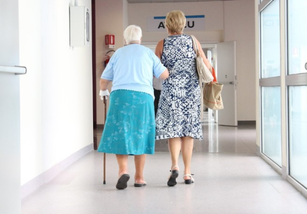 노인성 폐렴의 원인과 위험성 및 예방과 치료의 중요성 관련 사진