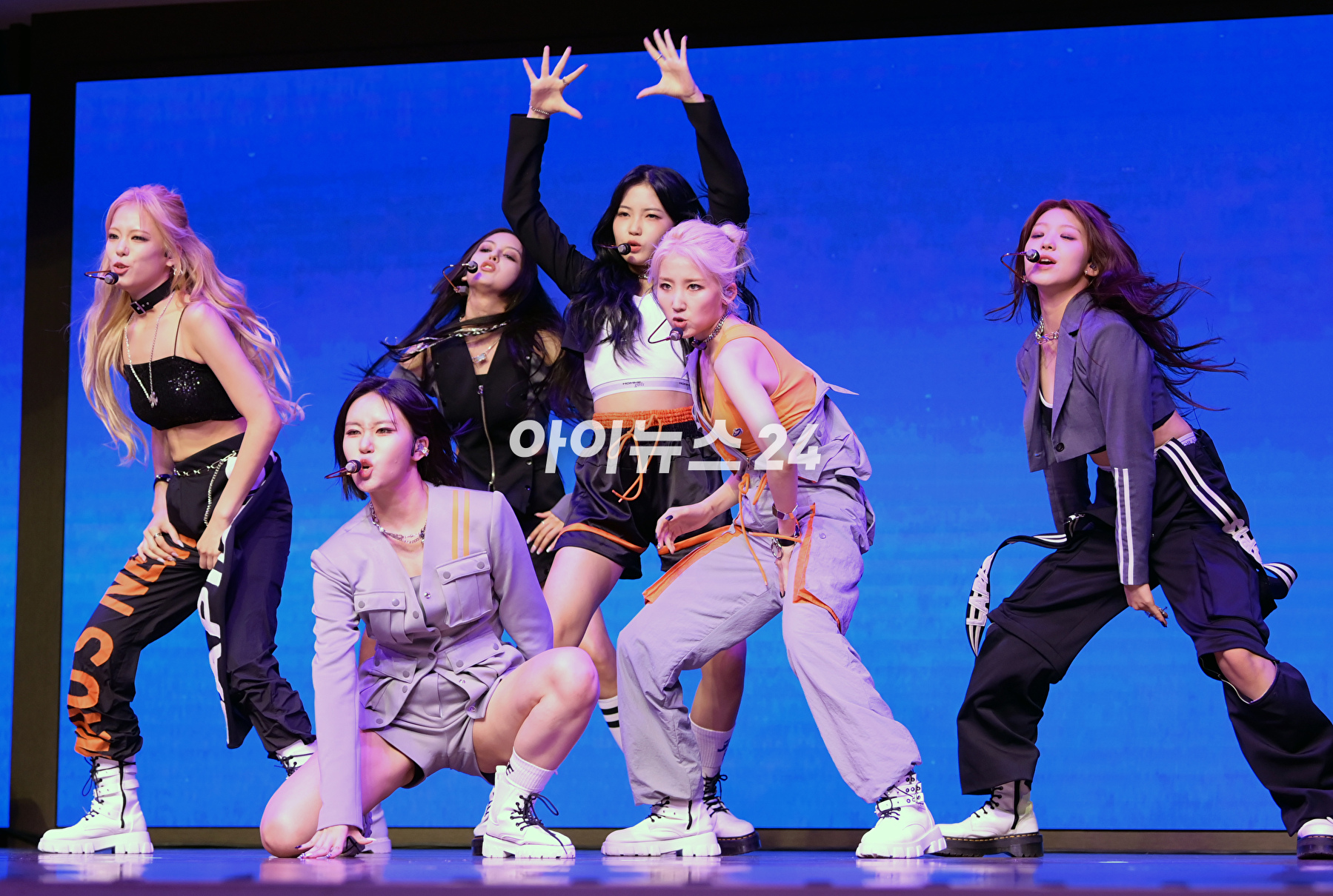 그룹 라필루스가 21일 오후 서울 강서구 스카이아트홀에서 진행된 라필루스(Lapillus) 두 번째 미니앨범 '걸스 라운드 파트 2'(GIRL's ROUND Part. 2) 발매 기념 쇼케이스에 참석하고 있다. [사진=정소희 기자]