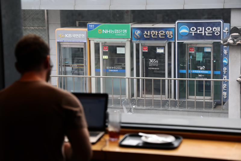 시중은행들이 대출금리 인하에 나서고 있다.