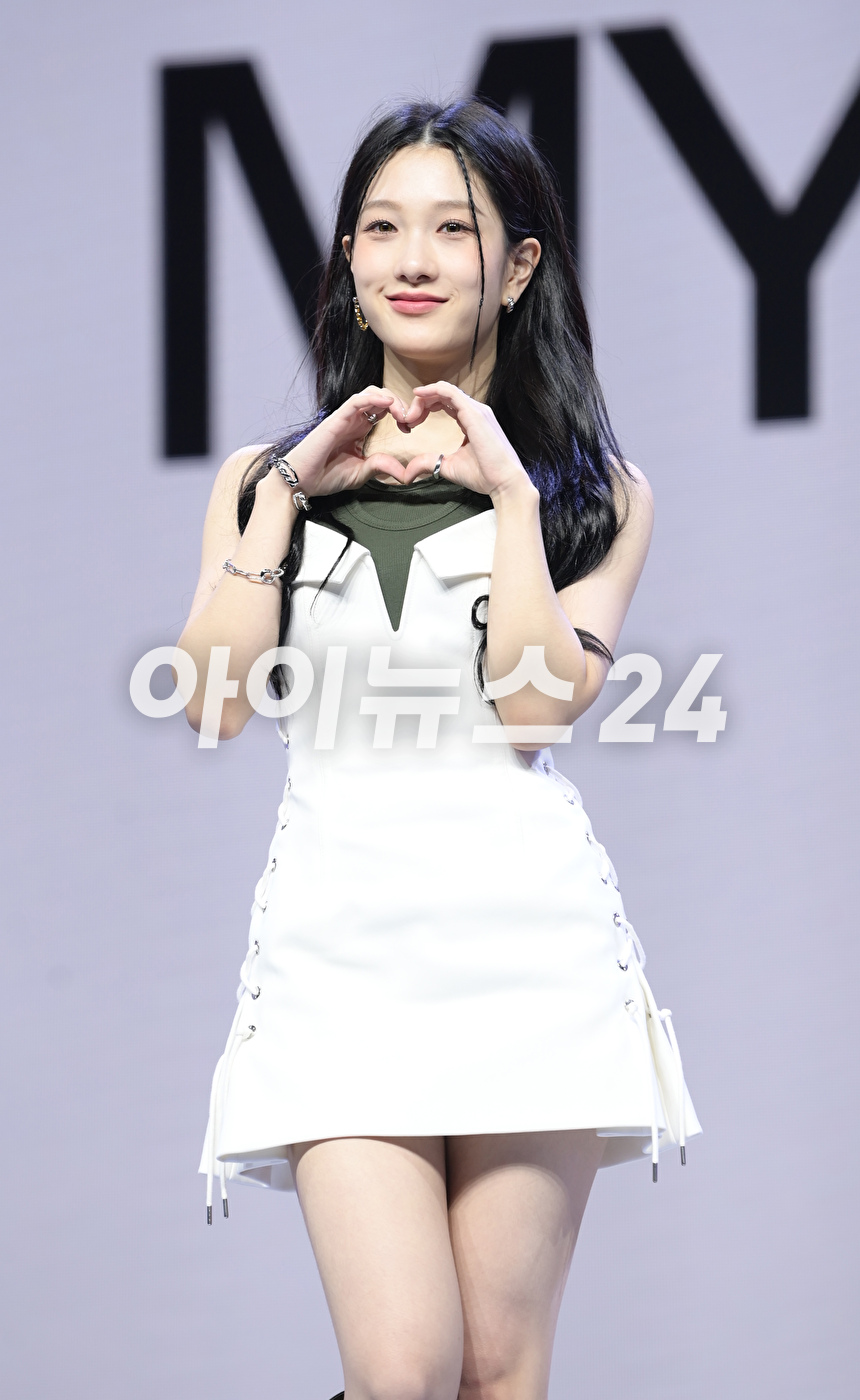 그룹 프로미스나인 이서연이 5일 오후 서울 광진구 예스24 라이브홀에서 진행된 프로미스나인(fromis_9) 첫 번째 정규앨범 '언락 마이 월드(Unlock My World)' 발매 기념 쇼케이스에 참석하고 있다. [사진=정소희 기자]