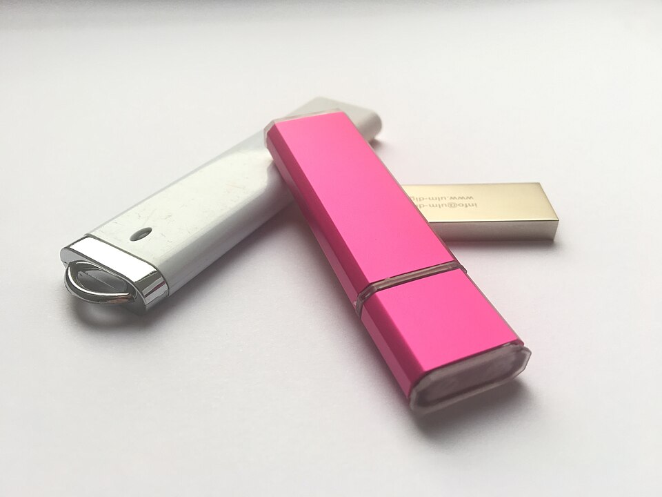 내보낸 데이터의 별도 보관을 예시하는 USB 메모리 세 개
