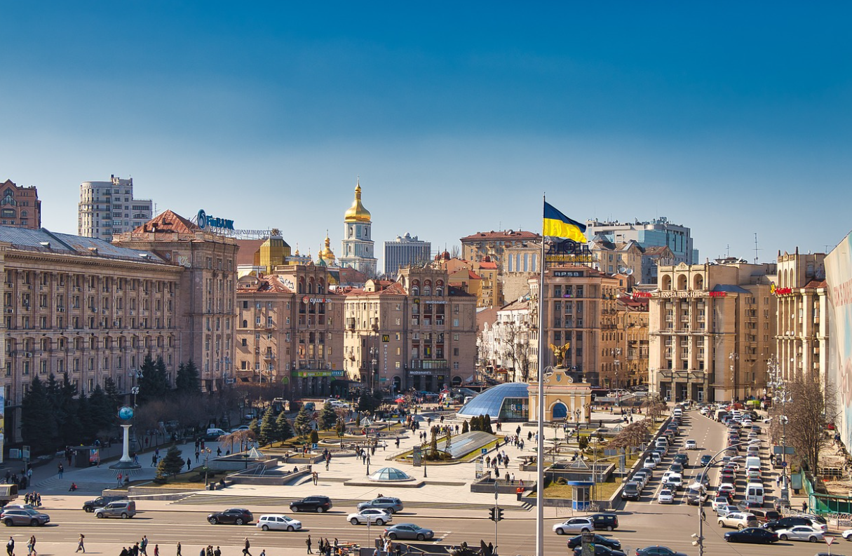 우크라이나 광장 앞에 흔들리는 우크라이나 국기