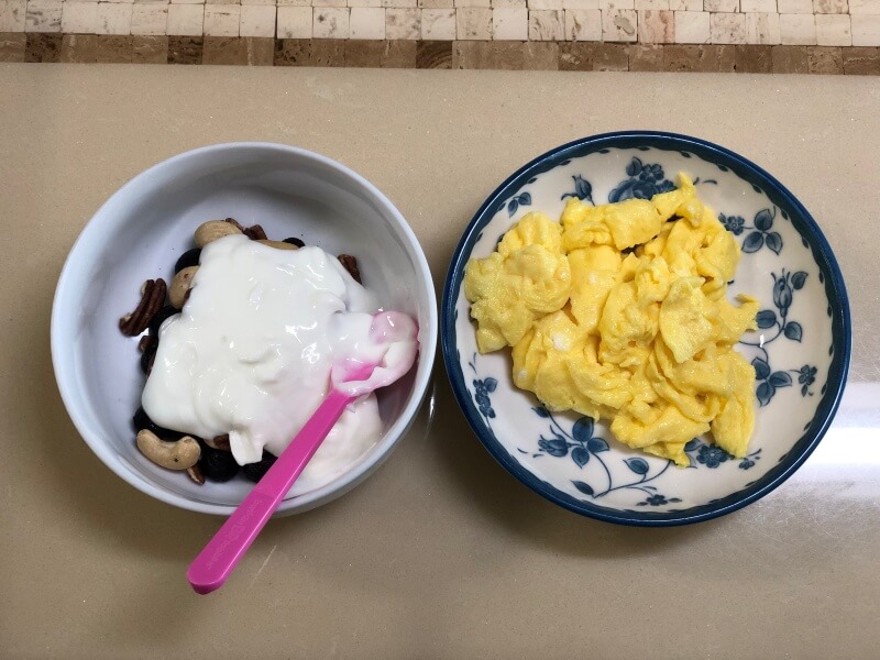 그릭요거트-견과류-스크램블에그