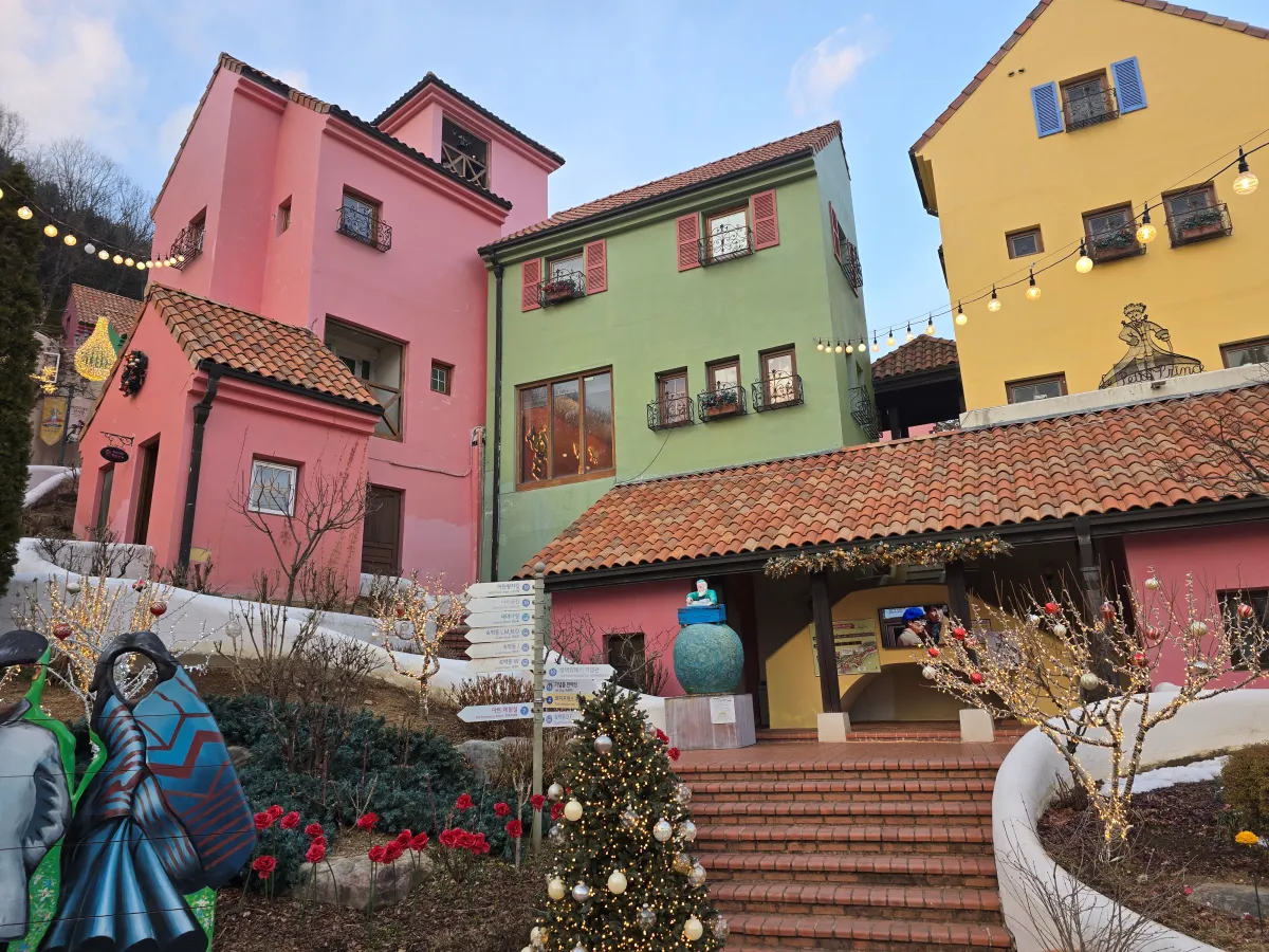 쁘띠프랑스-핑크 연두건물-외형