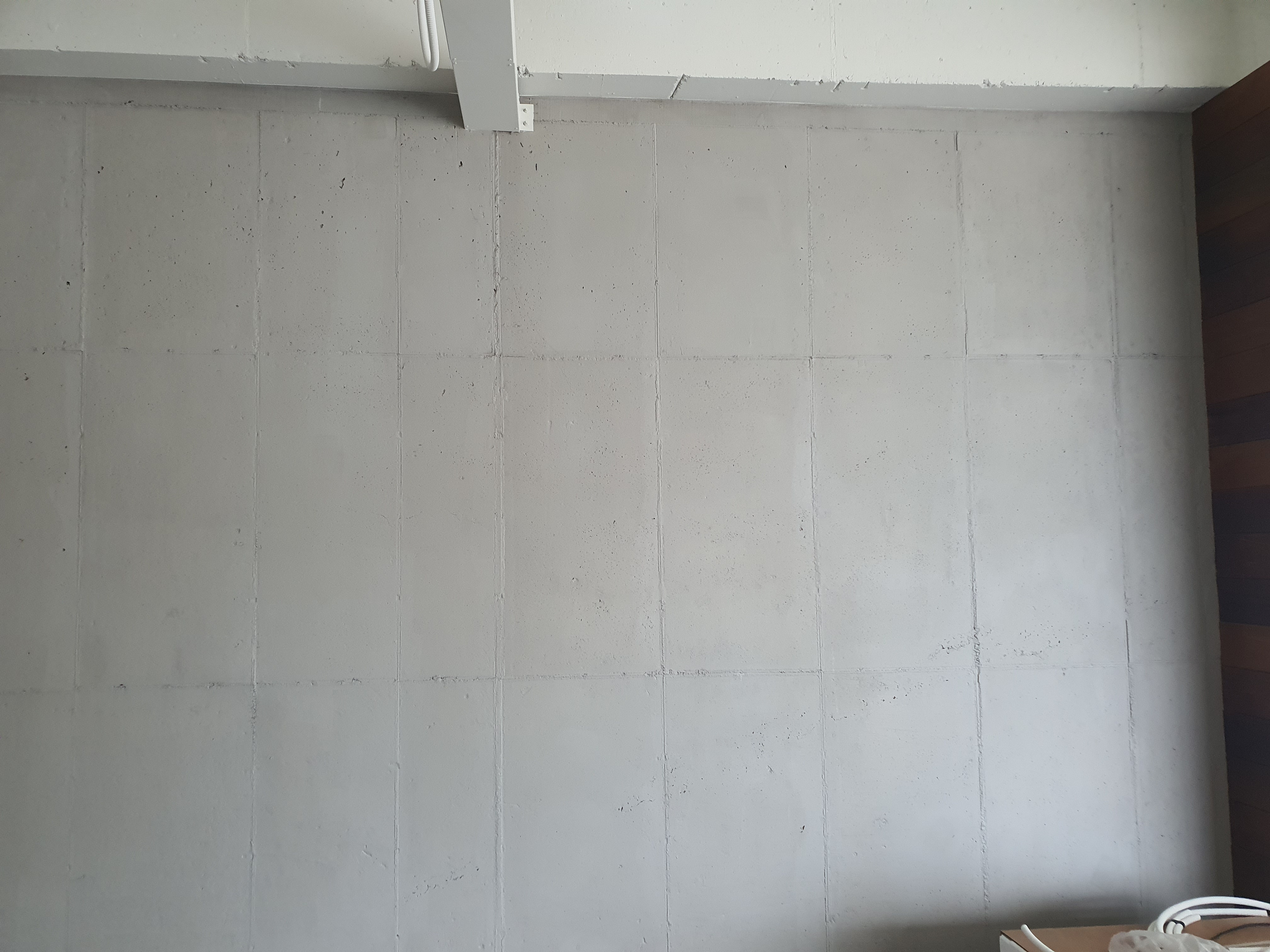 노출콘크리트란? – 투박함 속의 세련미, 공간을 완성하는 인더스트리얼 감성