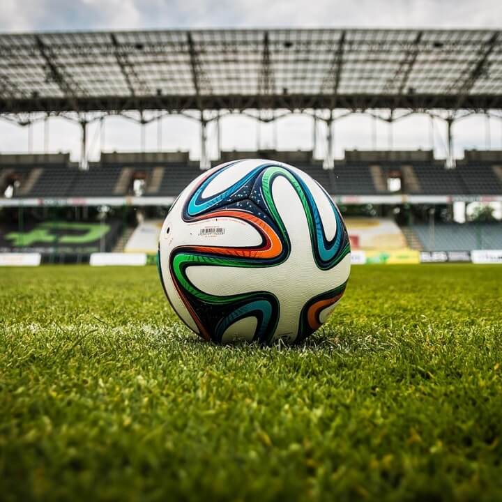 잔디 축구경기장에 있는 축구공