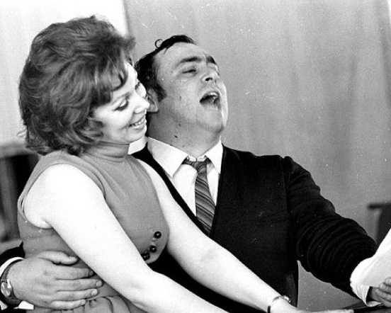 미렐라 프레니와 루치아노 파바로티가 노래하는 모습