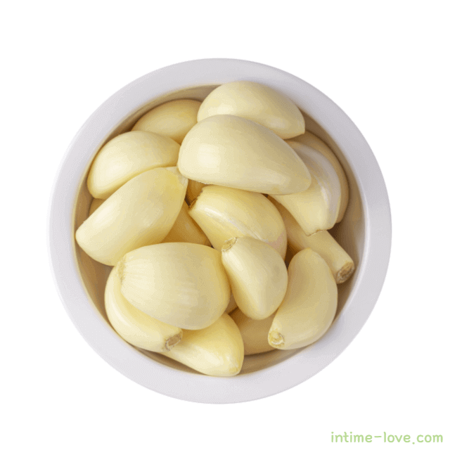 껍질을 벗긴 마늘