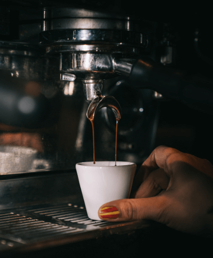 커피 대신 좋은 카페인 없는 차, 커피머신으로 커피를 추출하고 있다.