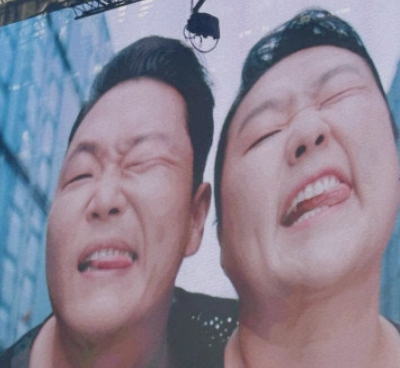 싸이의 흠뻑쇼 중 이수지와 싸이 도플갱어 같은 모습 여러가지 모습으로 항상 즐거움을 주는 아티스트