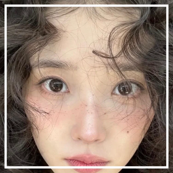 아이유 히피펌 주근깨 메이크업