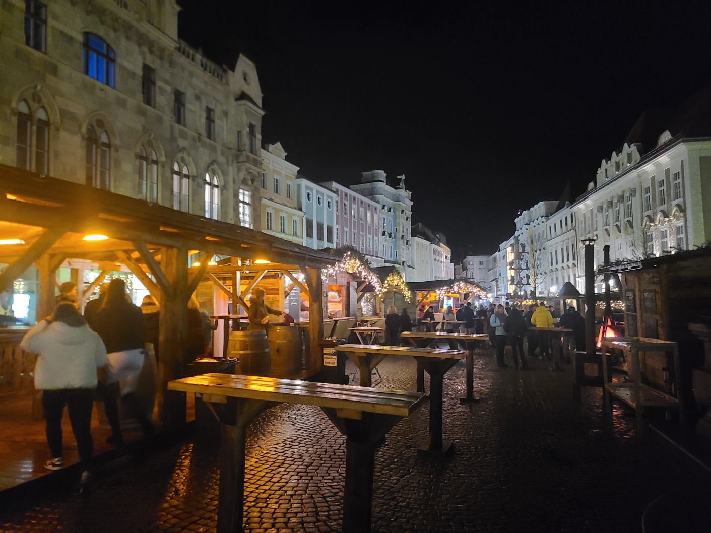 오스트리아 뱅쇼를 판매하는 길거리 마켓 전경