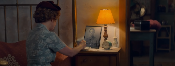 전사한남편을보며차를마시는해리스