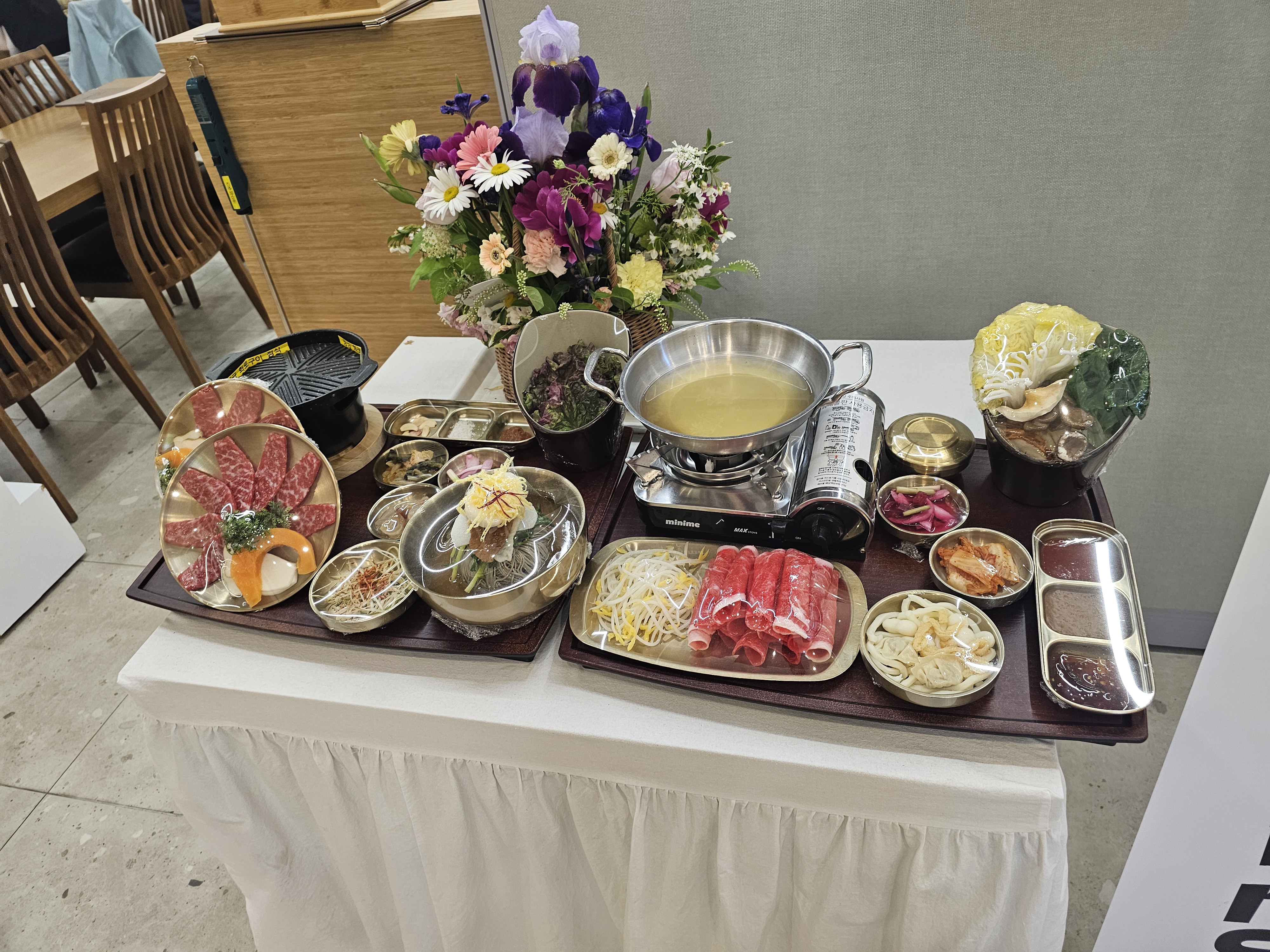 샤브샤브 정식 홍보 전시 세팅