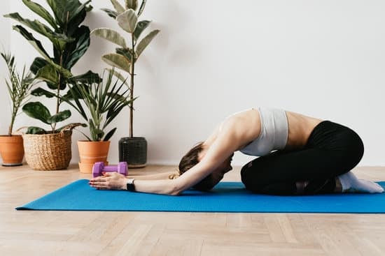 고양이 자세 변형 스트레칭 (Child's Pose with Side Stretch)