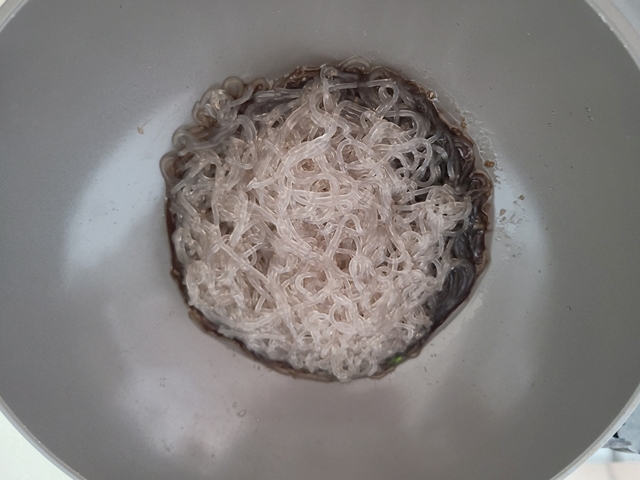 양념장과 섞는 당면