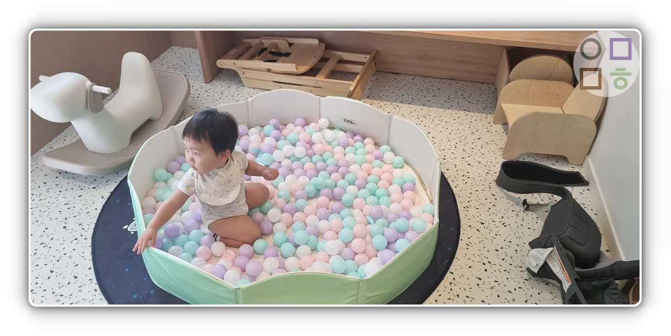 아기의자-볼풀-장난감-즐거워하는-아들