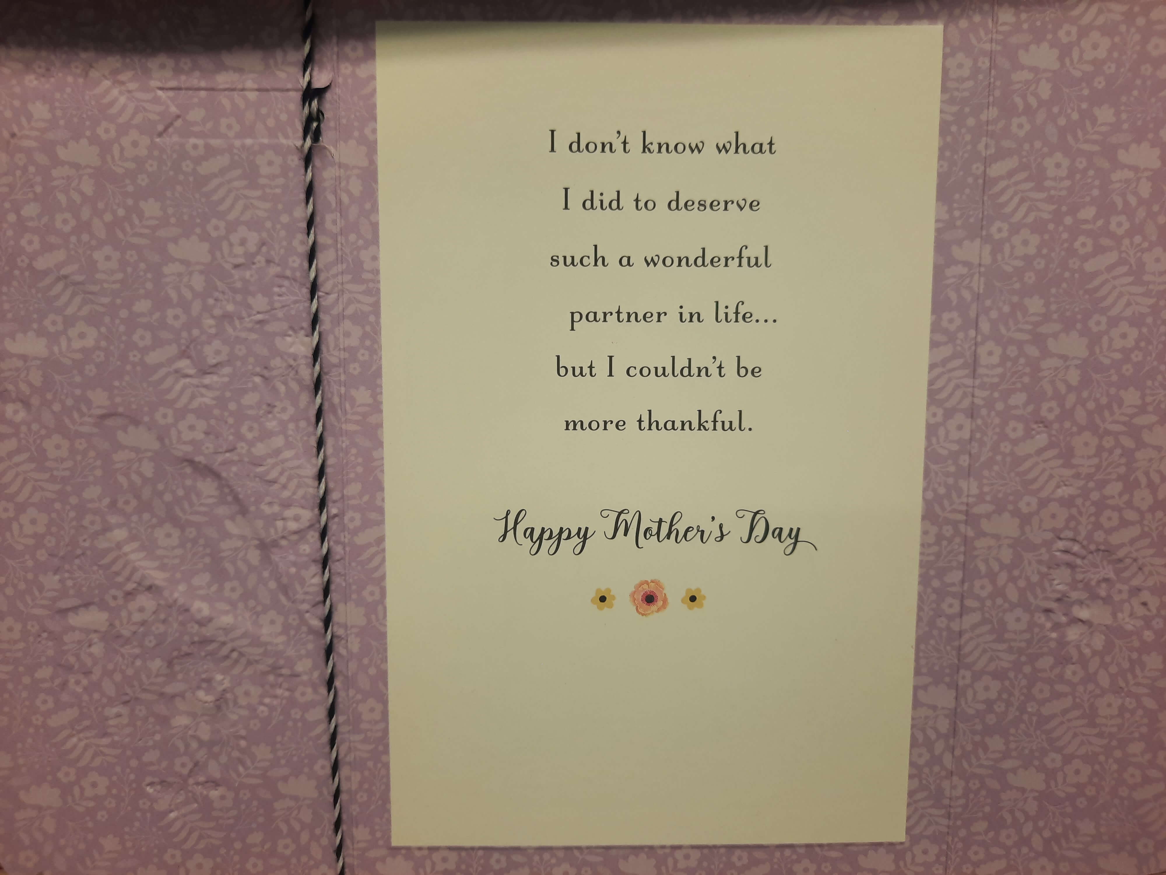 싸인만 하면 될 수 있도록 되어 있는 미국 어머니날 카드