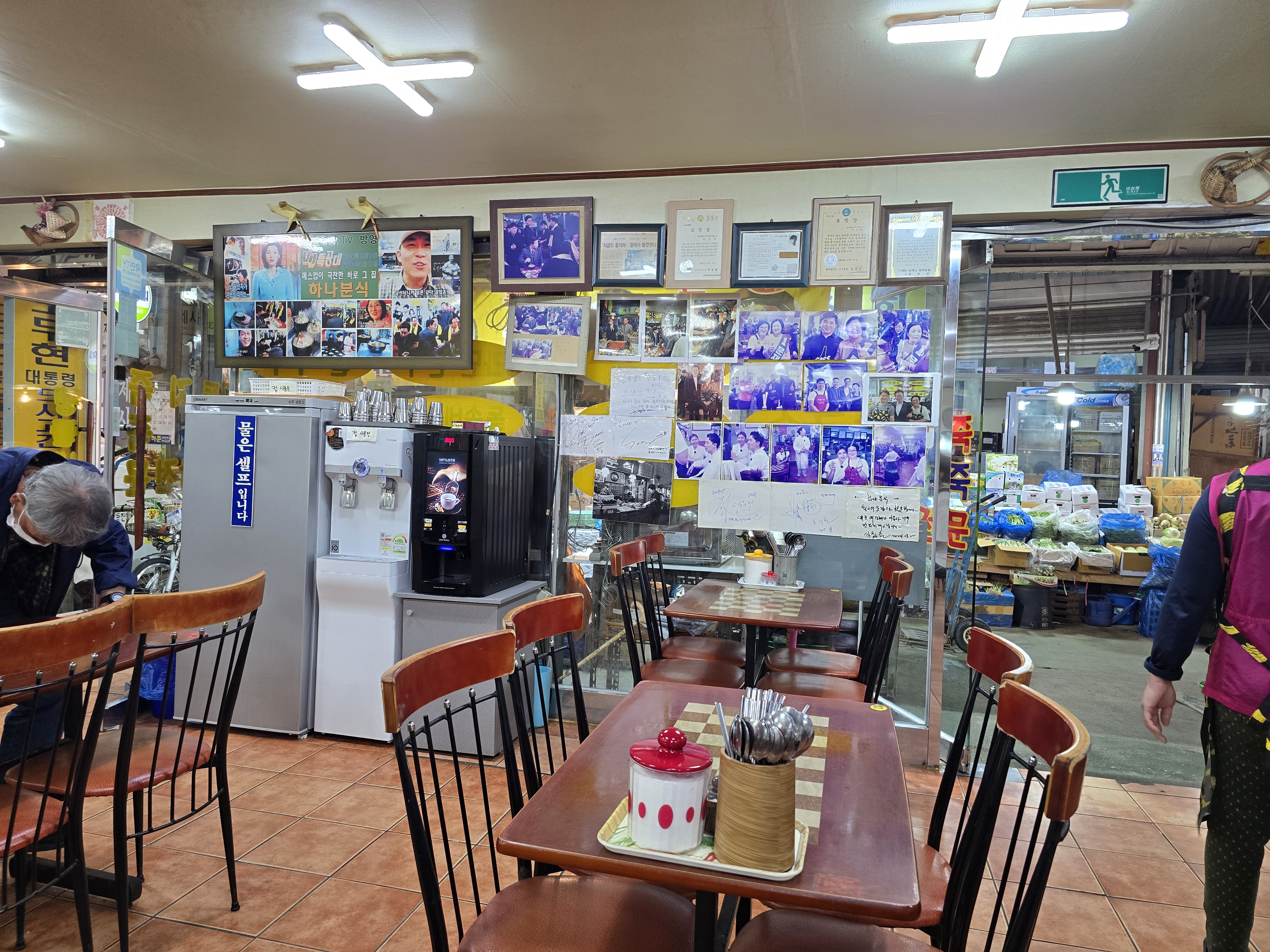 벽면에 도배된 유명인사들 사진