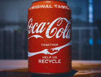 코카콜라(Coca-Cola): 130년 넘게 사랑받는 글로벌 음료 브랜드의 마케팅 전략