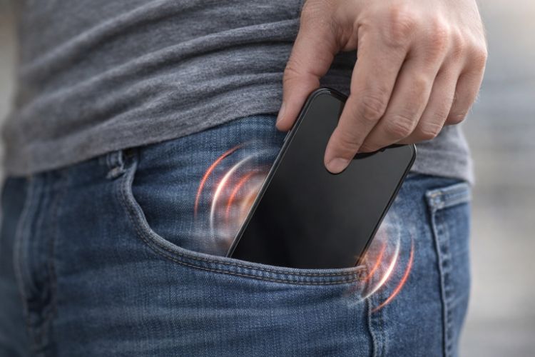 주머니 속 스마트폰이 울린 것처럼 착각하는 유령 진동 증후군