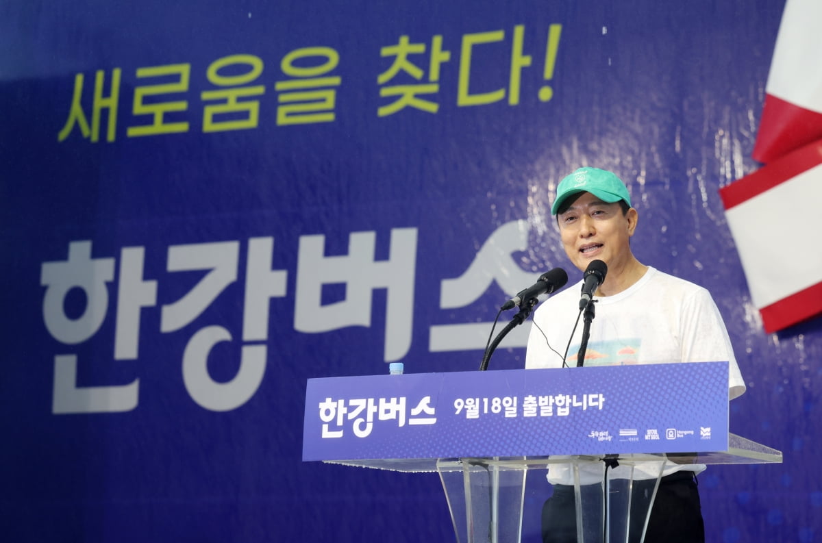 오세훈 서울시장이 17일 서울 한강버스 여의도선착장에서 열린 한강버스 취항식에서 인사말을 하고 있다.