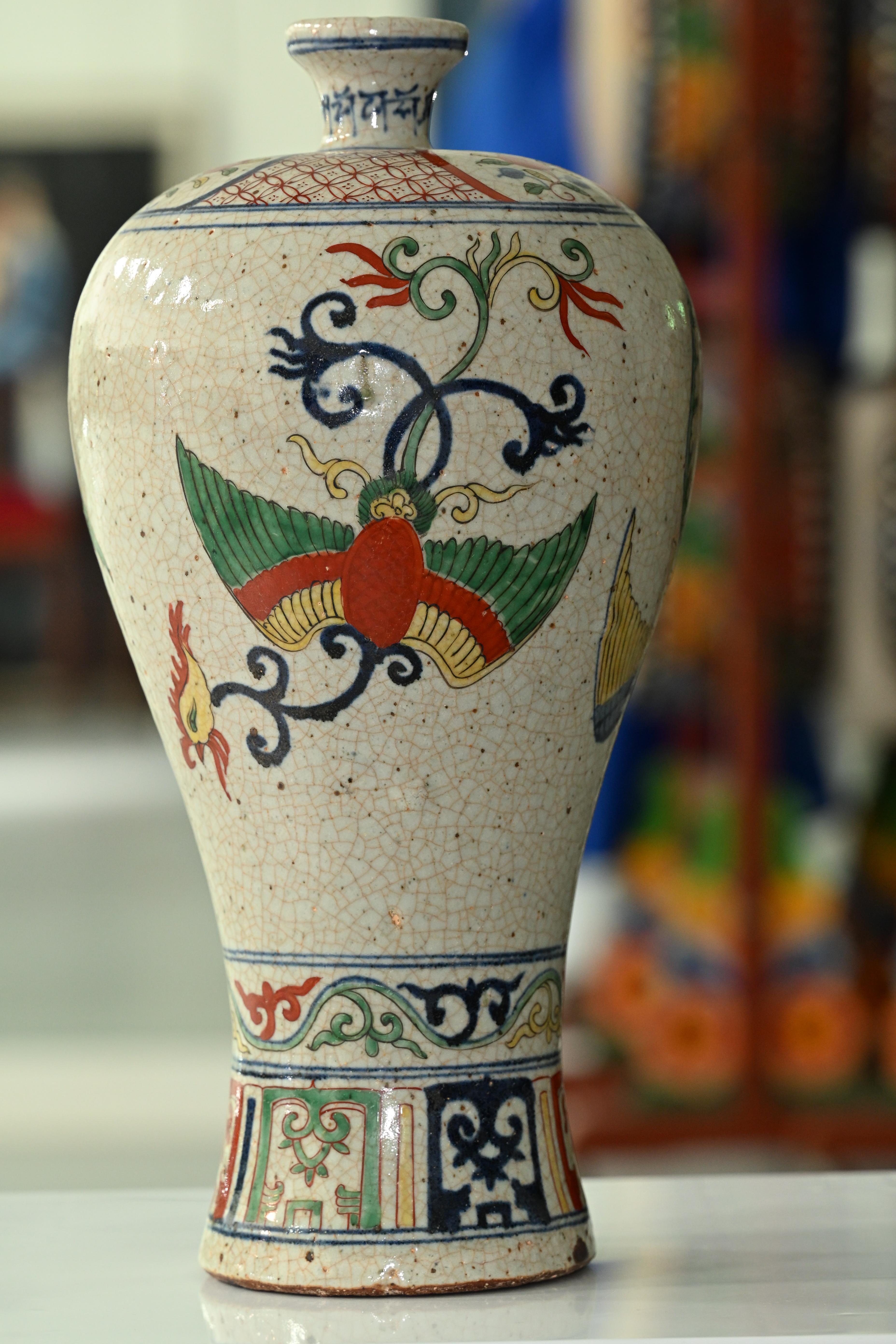 이미지의 텍스트 내용은 다음과 같습니다.
* **名称 Description:** 明代五彩凤纹梅瓶 (명대 오채 봉황문 매병)
* **年代 Period:** 明 代 (명대)
* **质地 Quality:** 陶 瓷 (도자)
* **尺寸 Size:** 高: 49.5cm 口径: 7cm 底足: 15.2cm