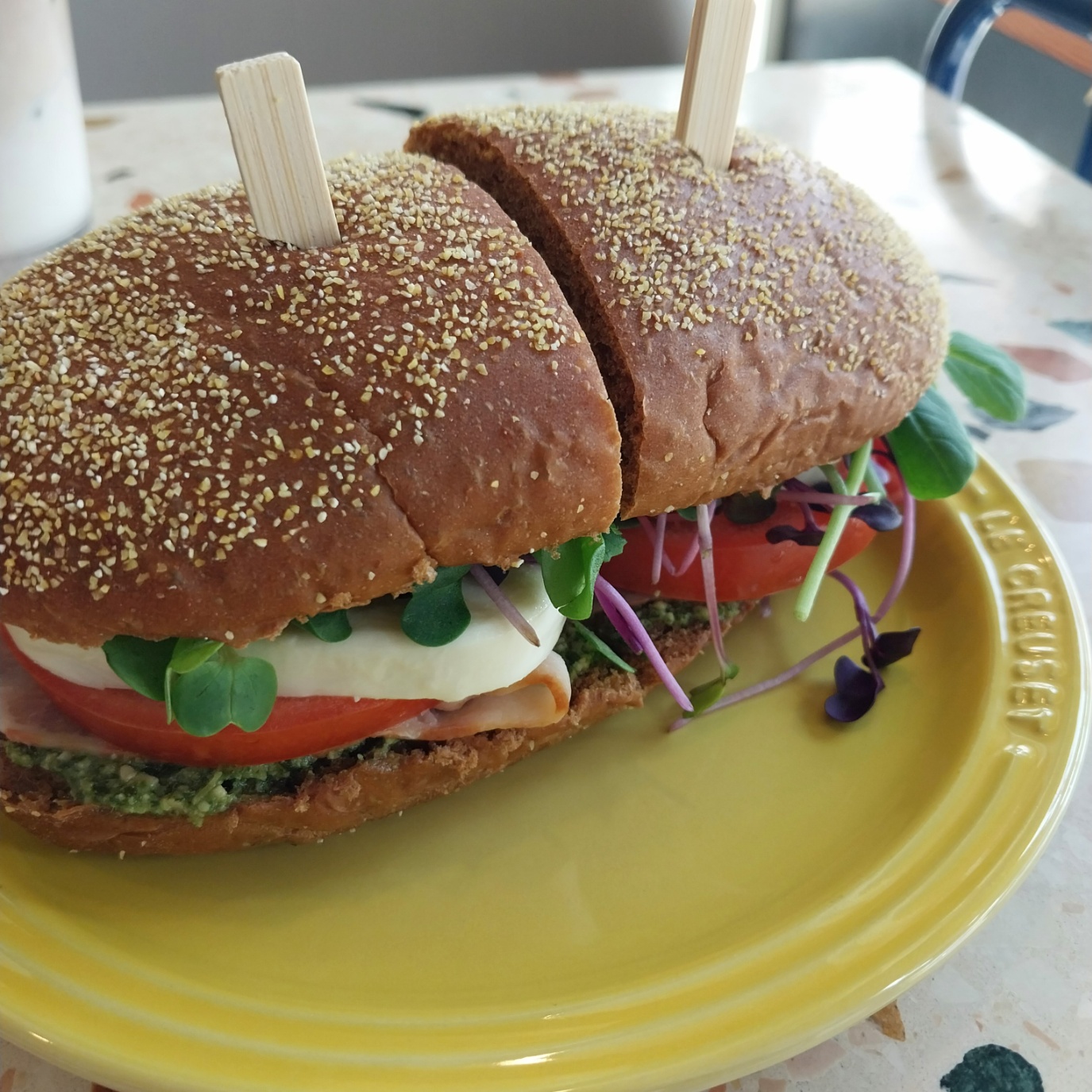 바질토마토 모짜렐라 샌드위치