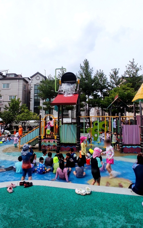 물이 차올라 부어지기 직전 옹기종기 모여있는 아이들