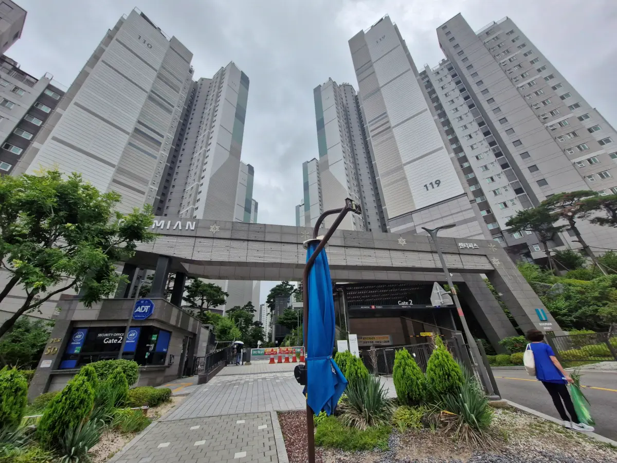 래미안-센터피스-신축-아파트-정문