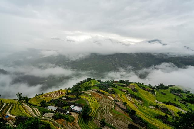구름이 만드는 기상현상 – 무지개, 후광, 빛기둥