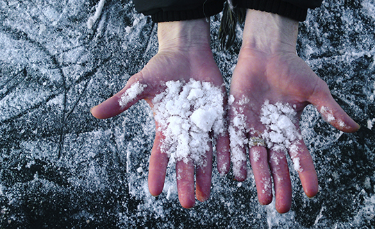 손-위에-눈이-있는-사진