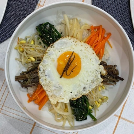 전주 비빔밥 고명 클로즈업-시금치,고사리,무채,계란프라이
