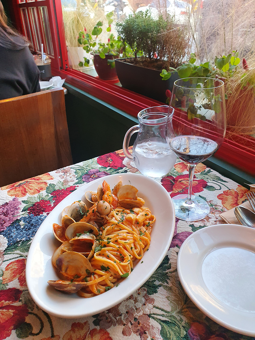 해산물-토마토-파스타-와인