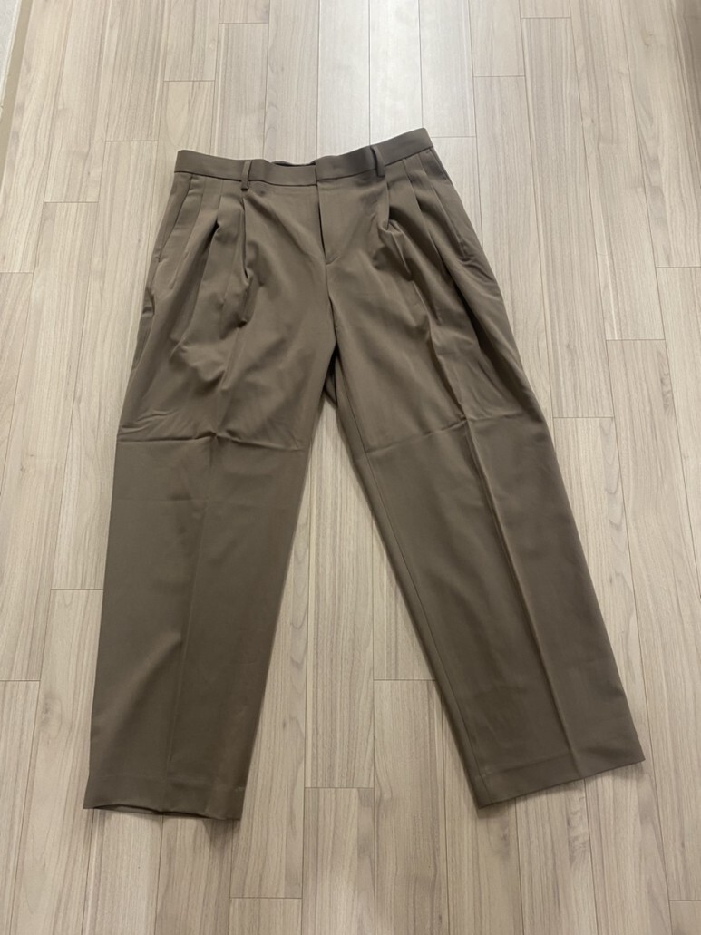 무신사 무신사스탠다드 쓰리턱 세미 벌룬 슬랙스[더스티 베이지]